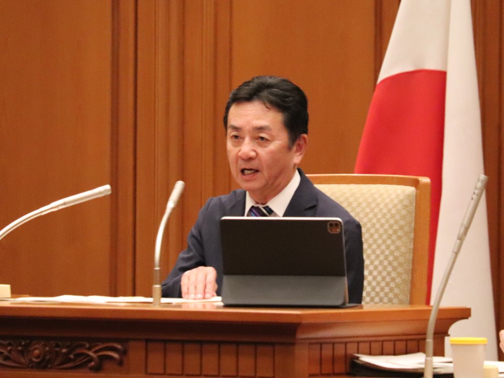 大阪市会本会議場 議長席にて議事を進行する竹下隆