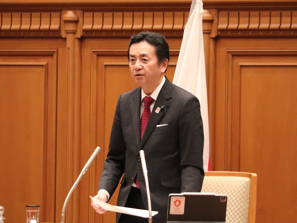 大阪市会本会議場で発言する竹下隆